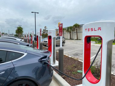 Vero Beach, FL / USA-6 / 6 / 20: Florida 'daki bir Tesla Supercharger istasyonunda arabalar şarj ediliyor.