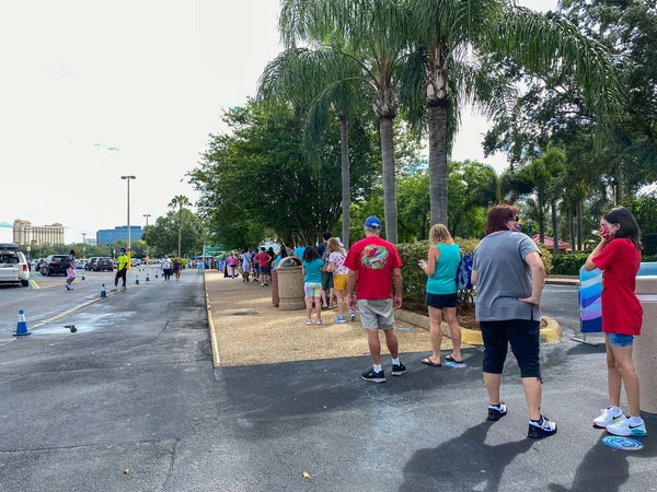 Orlando Usa People Waiting Line Get Temperature Checks Can Enter — стоковое фото