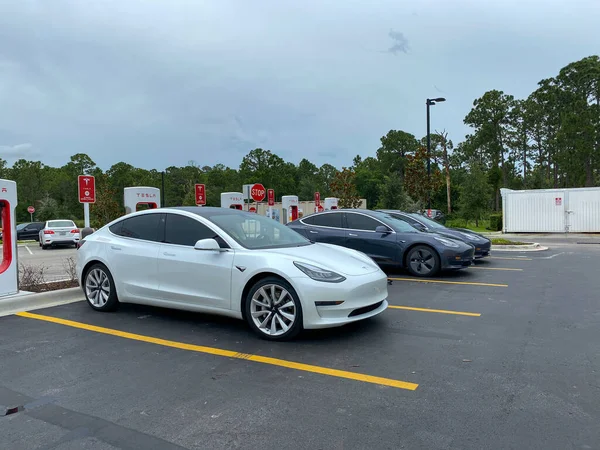 Vero Beach Usa Cars Charging Tesla Supercharger Station Florida — стоковое фото