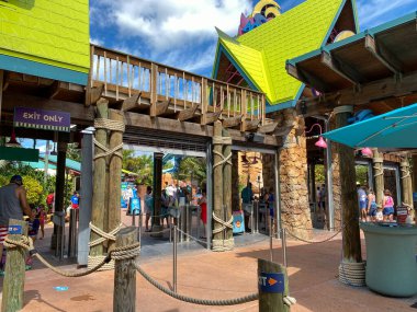 Orlando, FL / USA - 6 / 18 / 10: SeaWorld Aquatica 'daki giriş çizgileri Haziran 2020' de sosyal mesafeler ve yüz maskeleri takan insanlarla yeniden açıldıktan sonra