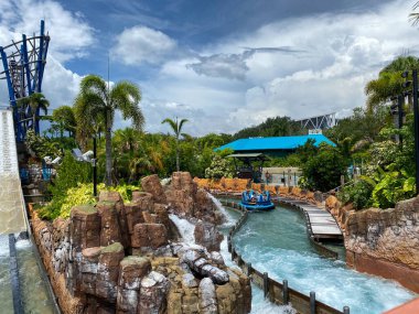 Orlando, FL / USA-7 / 3 / 20: Orlando, Florida 'daki Seaworld' de Sonsuz Şelale su gezisi.