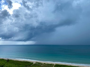 Renkli Atlantik Okyanusu 'nun üzerinde büyük kara bulutlarla bir fırtına..