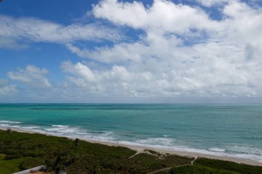 Atlantik Okyanusu 'nun turkuaz mavi sularının güzel güneşli mavi gökyüzü günündeki hava manzarası..