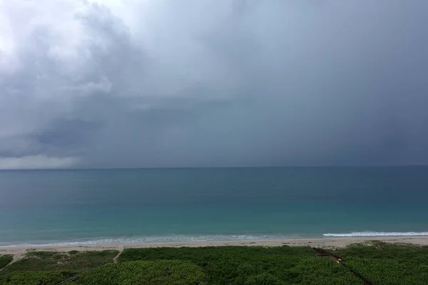 Een Storm Kleurrijke Atlantische Oceaan Met Grote Donkere Wolken — Stockfoto