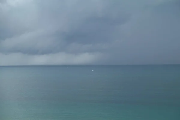 Una Tormenta Sobre Colorido Océano Atlántico Con Grandes Nubes Oscuras — Foto de Stock