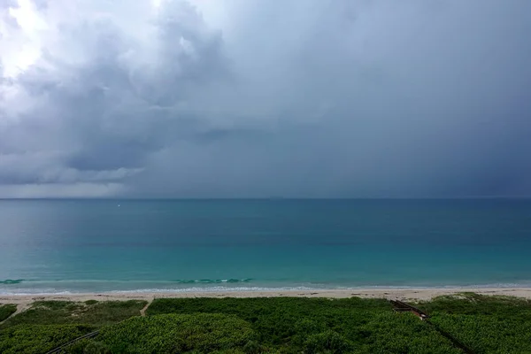 Een Storm Kleurrijke Atlantische Oceaan Met Grote Donkere Wolken — Stockfoto