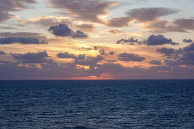 Güzel bir yaz sabahında Atlantik Okyanusu üzerinde renkli bir gün doğumu.