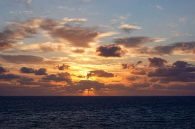 Güzel bir yaz sabahında Atlantik Okyanusu üzerinde renkli bir gün doğumu.