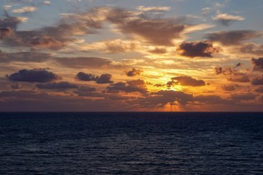 Güzel bir yaz sabahında Atlantik Okyanusu üzerinde renkli bir gün doğumu.