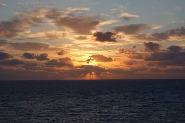 Güzel bir yaz sabahında Atlantik Okyanusu üzerinde renkli bir gün doğumu.