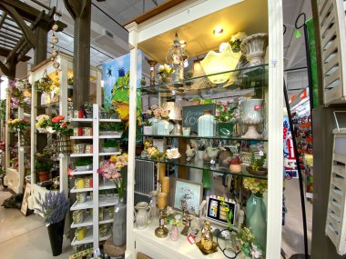 Orlando, FL / USA-7 / 8 / 20: Orlando, Florida 'daki Nona Gölü bölgesinde bir Ace Hırdavat Dükkanı' nın iç dekorasyon bölümü.