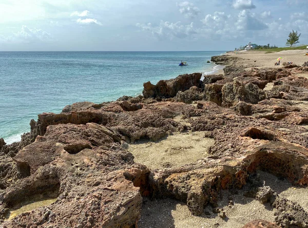 Una Playa Rocosa Con Agua Turquesa Clara Stuart Día Soleado —  Fotos de Stock