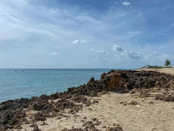 Una Playa Rocosa Con Agua Turquesa Clara Stuart Día Soleado —  Fotos de Stock
