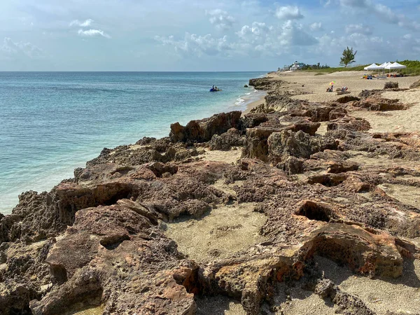 Una Playa Rocosa Con Agua Turquesa Clara Stuart Día Soleado —  Fotos de Stock