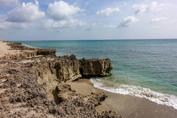 Una Playa Rocosa Con Agua Turquesa Clara Stuart Día Soleado —  Fotos de Stock