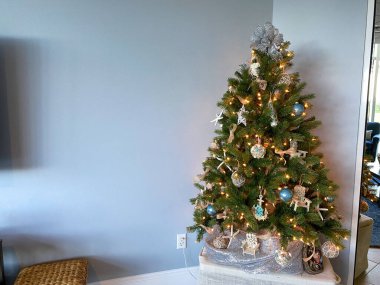 Plaj temalı bir Noel ağacı Plaj partisi odasında.