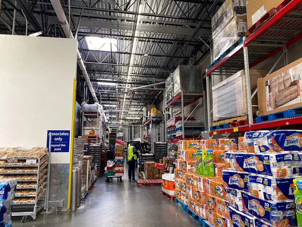 Orlando, FL / USA-1 / 18 / 20: Orlando, Florida 'da bir Sams Club mağazasının deposu.