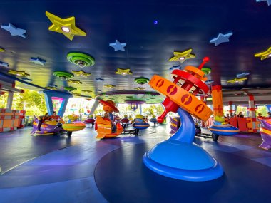 Orlando, FL / USA-11 / 27 / 19: Orlando, FL 'deki Walt Disney World' deki Hollywood Stüdyoları 'ndaki Oyuncak Dünyası' nda Uzaylı Girdabı.