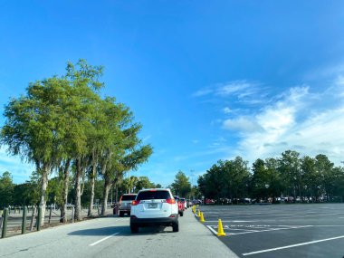 Orlando, FL / USA-7 / 25 / 20: Orlando, FL 'de bir Walt Disney World Resorts otoparkına giren arabalar.