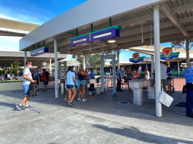Orlando, FL / USA-7 / 25 / 20: Orlando, FL 'deki Walt Disney World Resorts' ta güvenlik kontrolü sırasında yüz maskesi takan ve sosyal mesafeli kişiler.