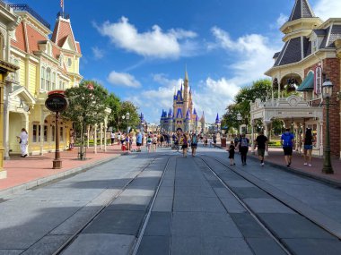 Orlando, FL / USA-7 / 25 / 20: İnsanlar Orlando, FL 'deki Walt Disney World Resorts' taki Sihirli Krallık 'taki Cinderella' nın Şatosu 'na yürüyorlar.
