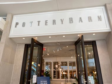 Orlando, FL / USA- 7 / 4 / 20: The Pottery Barn tabelası Orlando, Florida 'da kapalı bir alışveriş merkezinde.