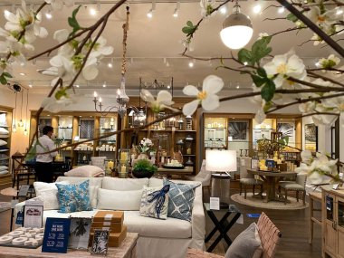 Orlando, FL / USA- 7 / 4 / 20: Orlando, Florida 'da kapalı bir alışveriş merkezinde Pottery Barn' ın içi.