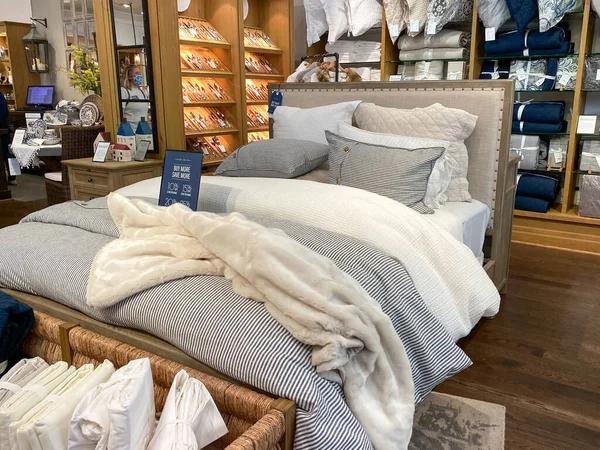 Orlando Usa Luxurious Bed Comforter Sheets Pillows Sale Pottery Barn — Stock Photo, Image