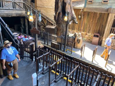 Orlando, FL / USA- 7 / 25 / 20: İnsanlar Orlando, Florida 'daki Walt Disney Dünyası' nda maske takıp sosyal mesafeli bir şekilde Splash Mountain 'a biniyorlar.
