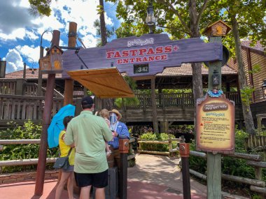 Orlando, FL / USA- 7 / 25 / 20: Orlando, Florida 'daki Walt Disney World' de insanlar Splash Mountain 'da maskeli ve sosyal mesafeli bir oyuncu kadrosuyla konuşuyor.