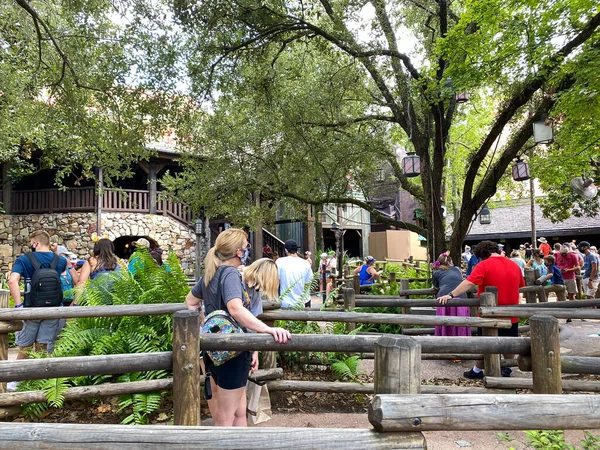 Orlando Usa Folk Väntar För Splash Mountain Ride Bär Ansiktsmasker — Stockfoto