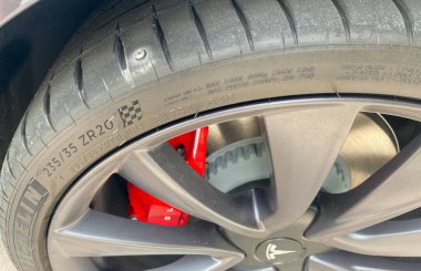 Orlando, FL / USA- 8 / 2 / 20: Tamire veya yeni bir lastiğe ihtiyacı olan tırnağa sahip Michelin lastikli bir Tesla.