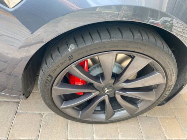 Orlando, FL / USA- 8 / 2 / 20: Tamire veya yeni bir lastiğe ihtiyacı olan tırnağa sahip Michelin lastikli bir Tesla.