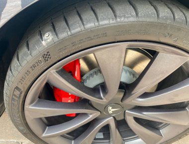Orlando, FL / USA- 8 / 2 / 20: Tamire veya yeni bir lastiğe ihtiyacı olan tırnağa sahip Michelin lastikli bir Tesla.
