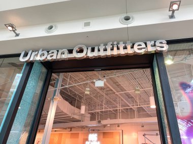 Orlando, FL / USA- 7 / 4 / 20: Orlando, Florida 'daki Millenia Alışveriş Merkezi' ndeki Urban Outfitters perakende mağazasının dış tabelaları.