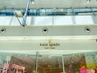 Orlando, FL / USA- 7 / 4 / 20: Orlando, Florida 'daki Millenia AVM' deki Kate Spade perakende mağazasının dış tabelası.