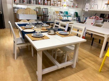Orlando, FL / USA- 7 / 4 / 20: Orlando, Florida 'da bir IKEA mağazasında bulaşık ve sofra takımı sergisi.