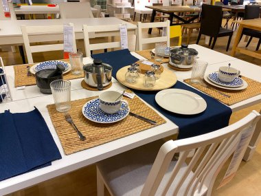 Orlando, FL / USA- 7 / 4 / 20: Orlando, Florida 'da bir IKEA mağazasında bulaşık ve sofra takımı sergisi.