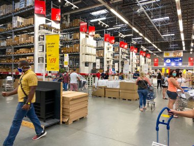 Orlando, FL / USA- 7 / 4 / 20: Orlando, Florida 'da maskeli ve sosyal mesafeli insanların alışveriş yaptığı bir IKEA mağazasının içi.