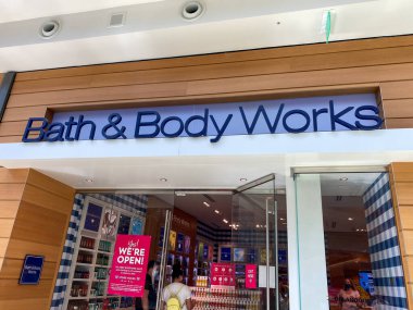 Orlando, FL / USA- 7 / 4 / 20: Orlando, Florida 'daki Millenia AVM' de bir Bath & Body Works perakende mağazasının dış tabelaları.