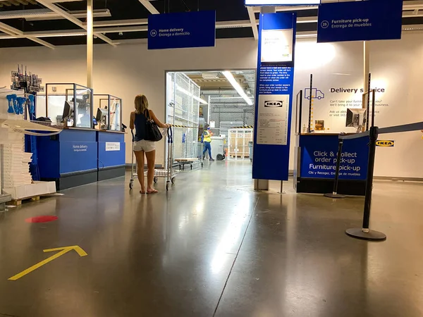 Orlando Usa Almacén Interior Una Tienda Ikea Con Gente Comprando — Foto de Stock