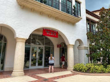 Orlando, FL / USA-6 / 13 / 20: Açık bir alışveriş merkezinde bir Tumi mağazası.