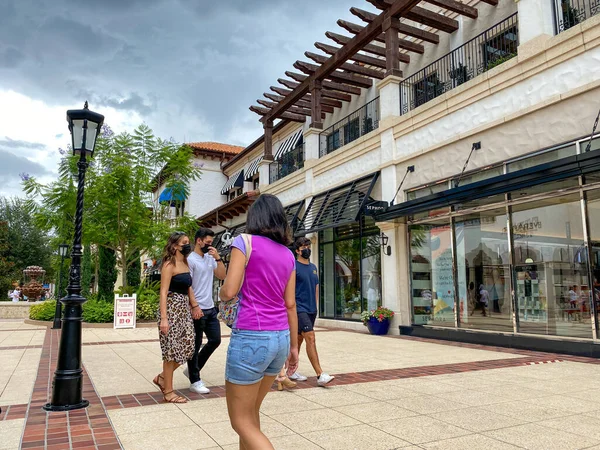 Orlando Usa 사람들이 쇼핑을 마스크를 플로리다 올랜도의 쇼핑몰에서 사교적 거리를 — 스톡 사진