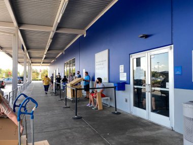 Orlando, FL / USA- 6 / 10 / 20: İnsanlar bir IKEA mobilya mağazasında yüz maskeleri takıp, Orlando, Florida 'da sosyal mesafeler belirlemek için kuyrukta bekliyorlar.