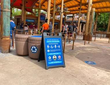 Orlando, FL / USA- 6 / 10 / 20: Orlando, Florida 'daki Universal Stüdyoları' ndaki konukları uyarmak ve parkta sağlıklı kalmak için yüz maskeleri giymek.