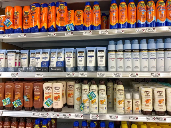 Orlando, FL / USA- 5 / 30 / 20: Orlando, Florida 'da bir Publix marketinde güneş losyonlarının sergilenmesi.