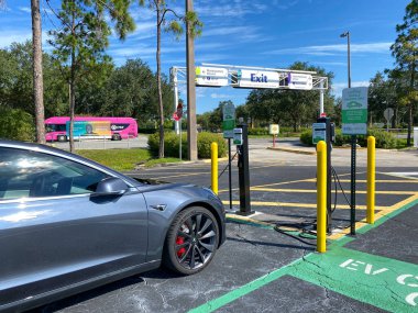 Orlando, FL / USA- 6 / 18 / 20: Orlando, Florida 'daki SeaWorld' ün otoparkındaki EV park yerine park etmiş bir Tesla.