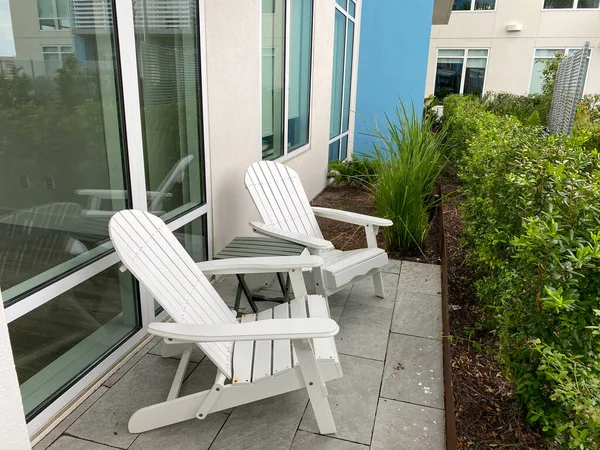 两把阿迪拉克椅子坐在庭院里 放松和放松的生活方式的概念 — 图库照片