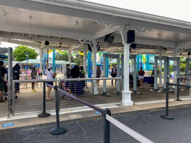 Orlando, FL / USA- 6 / 19 / 20: İnsanlar Orlando, Florida 'daki Seaworld' de güvenlik ve çanta kontrolünden geçiyor.