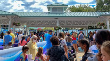 Orlando, FL / USA- 6 / 19 / 20: İnsanlar Orlando, Florida 'daki Seaworld' de yüz maskeleri ve sosyal mesafeler takıyorlar.